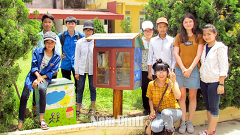 Bùi Thị Thủy (ngồi bên phải) cùng các thành viên nhóm Book Ambassadors gây dựng nhà sách nhỏ đặt tại Trường Trung học cơ sở Thọ Nghiệp (Xuân Trường). Ảnh: nhân vật cung cấp
