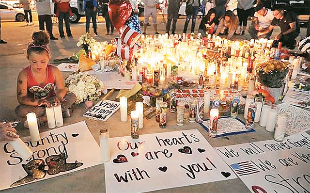 Người dân Las Vegas tưởng niệm các nạn nhân vụ xả súng. (Ảnh: SBS.com.au)