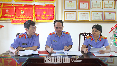 Lãnh đạo, kiểm sát viên Viện KSND huyện Hải Hậu đánh giá tài liệu chứng cứ vụ án để xử lý tin báo về tội phạm.