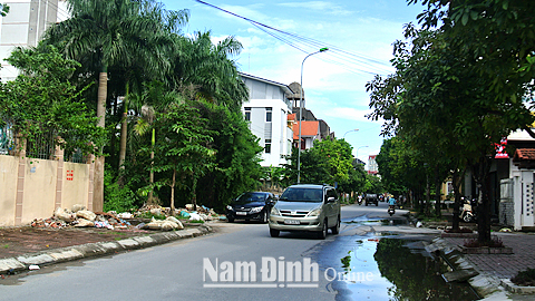 Một điểm úng ngập tại nơi giao cắt giữa đường Chu Văn An và Trương Hán Siêu tại KĐT Hòa Vượng (TP Nam Định). 
