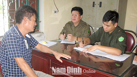 Công an xã Mỹ Xá (TP Nam Định) thu thập nguồn tin từ công dân liên quan đến tình hình ANTT trên địa bàn.