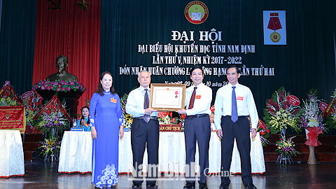Đồng chí Trần Văn Chung, Phó Bí thư Thường trực Tỉnh ủy, Chủ tịch HĐND tỉnh trao Huân chương Lao động hạng Ba lần thứ hai cho Hội Khuyến học tỉnh.