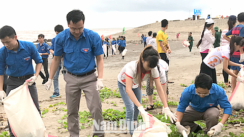 ĐVTN huyện Hải Hậu tham gia dọn vệ sinh môi trường biển tại bờ biển xã Hải Đông.