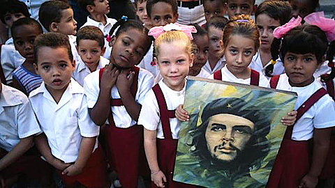 Trẻ em Cu-ba bày tỏ lòng tôn kính với một biểu tượng quá khứ của đất nước, nhà lãnh đạo cách mạng Chê Ghê-va-ra. Ảnh: Internet