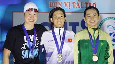  Mỹ Thảo (đứng giữa) cùng Ánh Viên (bên trái) trên bục nhận huy chương nội dung 200 m bơi bướm nữ. 