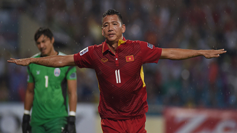 Quả bóng vàng Việt Nam 2015 Anh Đức đánh dấu sự trở lại trong màu áo đội tuyển bằng bàn thắng nâng tỷ số lên 3-0.