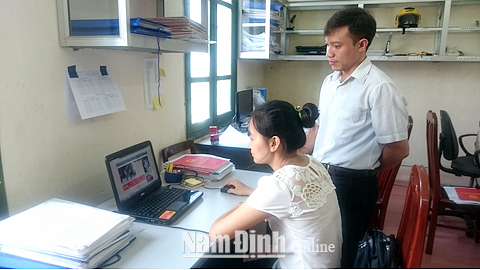 Cán bộ Chi nhánh Văn phòng Đăng ký đất đai huyện Hải Hậu tiếp cận nguồn thông tin lãnh đạo, chỉ đạo của huyện từ Thông tin điện tử huyện.