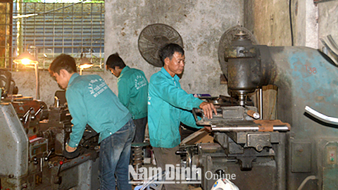 Xưởng thiết bị thực phẩm Thế Chiều, xã Liêm Hải tạo việc làm cho trên 30 lao động, thu nhập bình quân trên 4 triệu đồng/người/tháng.