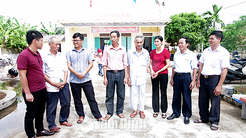 Thường trực Đảng ủy xã Xuân Thượng trao đổi với cấp ủy chi bộ xóm 7 về thực hiện nhiệm vụ công tác trong thời gian tới.