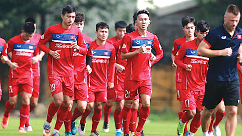 Đội tuyển bóng đá nam Việt Nam trong một buổi tập luyện. 
