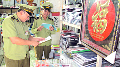 Lực lượng Quản lý thị trường kiểm soát các loại sách báo, văn hóa phẩm lưu thông trên địa bàn huyện Giao Thủy.