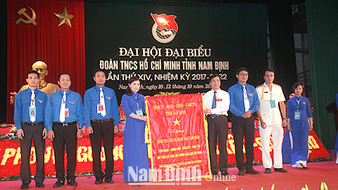 Đồng chí Trần Văn Chung, Phó Bí thư Thường trực Tỉnh ủy, Chủ tịch HĐND tỉnh tặng bức trướng cho Đoàn Thanh niên tỉnh.