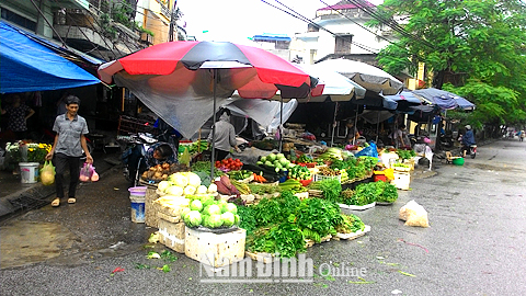 Rau, củ, quả Trung Quốc tràn ngập các quầy rau xanh tại chợ Hoàng Ngân (TP Nam Định).