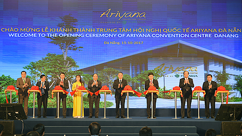 Thủ tướng Nguyễn Xuân Phúc cắt băng khánh thành Trung tâm hội nghị quốc tế Ariyana.