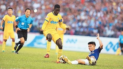 Dù nỗ lực nhưng FLC Thanh Hóa (áo vàng) vẫn chỉ có một trận hòa trước Hà Nội FC