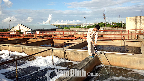 Thực hiện quy trình xử lý nước thải tại Trạm xử lý nước thải CCN An Xá (TP Nam Định).