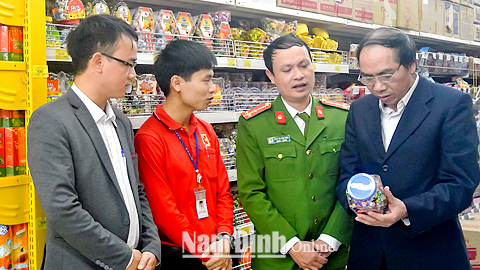 Đoàn thanh tra liên ngành VSATTP tỉnh kiểm tra các mặt hàng bánh kẹo tại một trung tâm thương mại trên địa bàn Thành phố Nam Định.