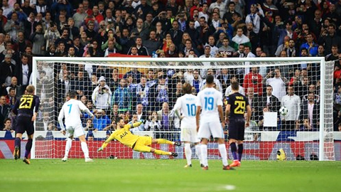 Ronaldo đã dứt điểm gọn gàng gỡ hòa 1-1 cho Real trên chấm 11m ở phút 43