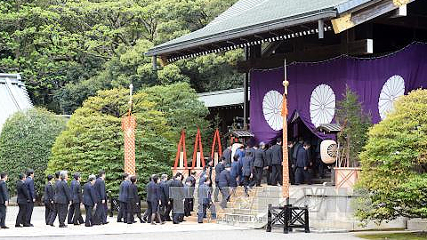 Các chính khách Nhật Bản thăm đền Yasukuni ngày 21/4. Ảnh: THX/TTXVN