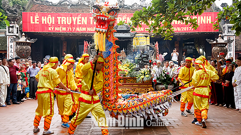Múa rồng trong lễ hội Đền Trần (TP Nam Định) năm 2017.