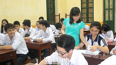 Cô giáo Nguyễn Thị Hoài, Trường THPT Nguyễn Khuyến trong một giờ lên lớp.