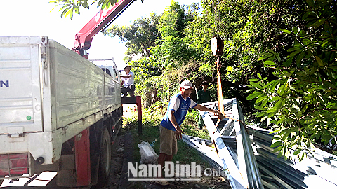 Lực lượng chức năng huyện Trực Ninh tháo dỡ vi phạm hành lang an toàn giao thông đường bộ tại Thị trấn Cát Thành.