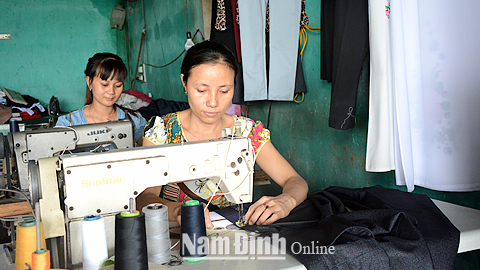 Nhờ được Ngân hàng CSXH huyện Mỹ Lộc cho vay vốn, chị Đỗ Thị Hải ở Thị trấn Mỹ Lộc đã phát triển nghề may, vươn lên ổn định cuộc sống.
