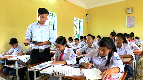 Thầy và trò Trường THCS Yên Ninh (Ý Yên) trong một giờ học.