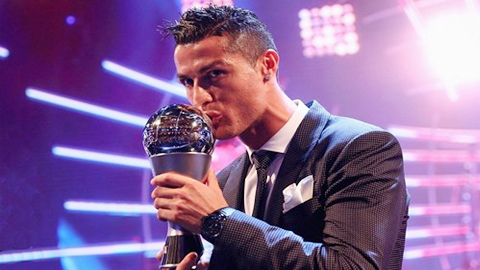 Với danh hiệu Cầu thủ xuất sắc nhất năm của FIFA lần thứ 5 trong sự nghiệp, Ronaldo đã cân bằng thành tích với Lionel Messi. 