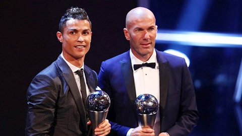 Ronaldo và HLV Zidane trên bục nhận giải thưởng. 