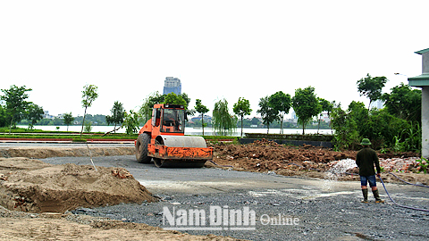 Thi công san nền tuyến đường nối Quốc lộ 10 vào hồ Lộc Vượng (TP Nam Định).