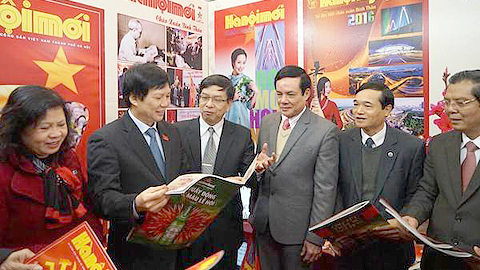 Lãnh đạo Hội Nhà báo Việt Nam với các ấn phẩm báo Xuân Hànộimới. Ảnh: PV