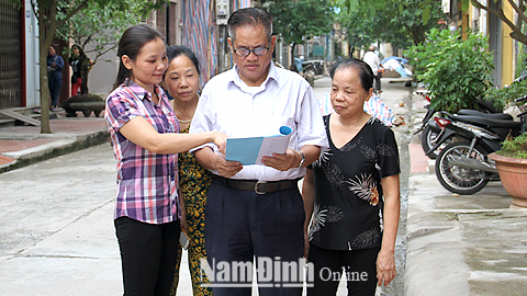 Cán bộ MTTQ tổ dân phố 37, phường Hạ Long (TP Nam Định) tuyên truyền, vận động nhân dân thực hiện công tác chỉnh trang đô thị.