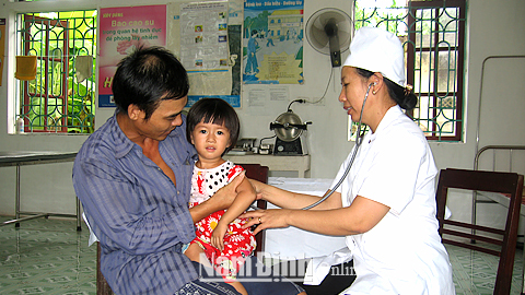 Khám bệnh và tư vấn dinh dưỡng cho trẻ em tại Trạm Y tế xã Hải Lộc (Hải Hậu).
