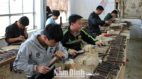 Cơ sở sản xuất sản phẩm mộc mỹ nghệ của anh Đỗ Văn Luyến, xóm 19, xã Hải Anh (Hải Hậu).