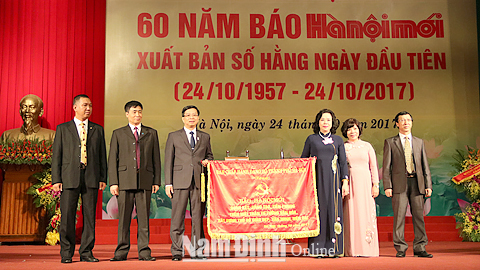 Lãnh đạo Thành phố Hà Nội trao tặng Bức trướng của BCH Đảng bộ Thành phố Hà Nội cho Báo Hànộimới.