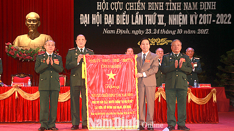 Đồng chí Trần Văn Chung, Phó Bí thư Thường trực Tỉnh ủy, Chủ tịch HĐND tỉnh trao tặng Bức trướng của Tỉnh ủy, HĐND, UBND, Ủy ban MTTQ tỉnh cho Hội CCB tỉnh.