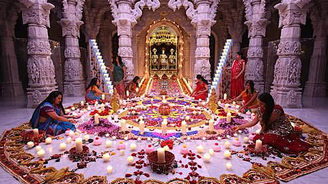 Người Ấn Độ tổ chức Lễ hội Diwali vào cuối tháng 10 hàng năm.