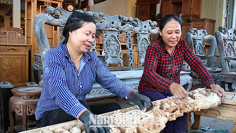 Sản xuất đồ gỗ mỹ nghệ tại làng nghề truyền thống Bình Minh, xã Hải Minh.