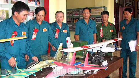 Dân quân tự vệ huyện Hải Hậu tham quan mô hình học cụ phục vụ công tác huấn luyện, sẵn sàng chiến đấu.
