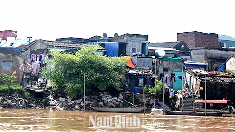 Người dân xây lấn chiếm hành lang đường thuỷ trên sông Đào gần chân cầu Đò Quan, phường Cửa Nam (TP Nam Định).