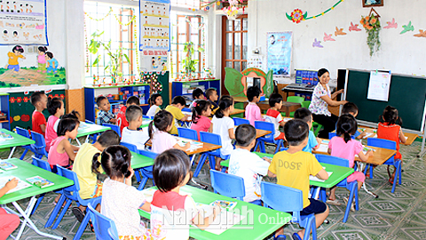 Học sinh lớp 5 tuổi Trường Mầm non Trực Hưng (Trực Ninh) trong một giờ học.