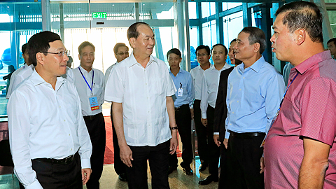 Chủ tịch nước Trần Đại Quang đi thăm và kiểm tra công tác đảm bảo an ninh, trật tự tại sân bay quốc tế Đà Nẵng.