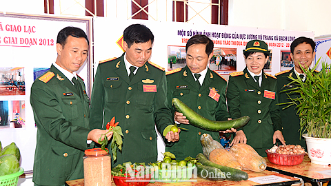 Cán bộ, chiến sĩ LLVT huyện Giao Thủy đẩy mạnh tăng gia, góp phần cải thiện bữa ăn cho bộ đội.