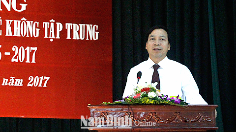 Đồng chí Trần Văn Chung, Phó Bí thư Thường trực Tỉnh ủy, Chủ tịch HĐND tỉnh phát biểu tại lễ bế giảng.
