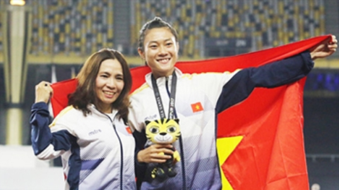 Vận động viên điền kinh Lê Tú Chinh (bên phải) nhận Huy chương vàng tại SEA Games 29