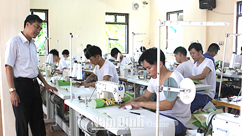 Giám đốc Vũ Ngọc Sang thường xuyên quan tâm, động viên học viên học nghề tại Trung tâm.