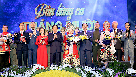 Chủ tịch nước Trần Đại Quang tặng hoa các nghệ sĩ.