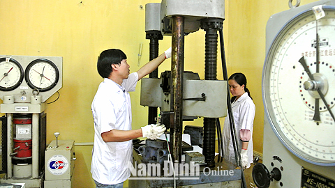 Thí nghiệm kéo thép tại Trung tâm Giám định chất lượng xây dựng (Chi cục Giám định xây dựng Nam Định).