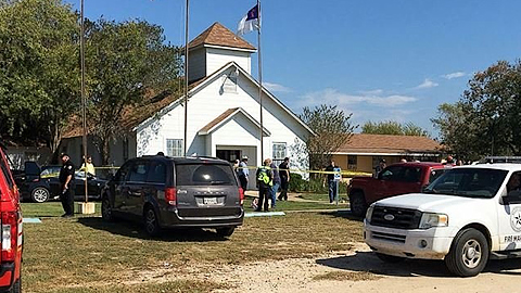 Lực lượng khẩn cấp ứng phó với vụ xả súng tại nhà thờ First Baptist, bang Texas, Mỹ, ngày 5-11. (Ảnh: AP)